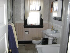 St. Paul Street, South Kamloops: bathroom